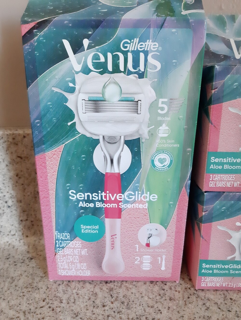 Gillette Venus Sensitive Glide Razor/ Refill Bundle - Picture 5 of 9